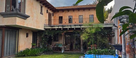Vista frontal de la propiedad