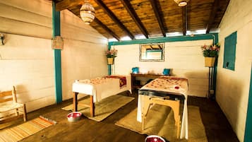 Masajes con piedras calientes y masajes de tejido profundo