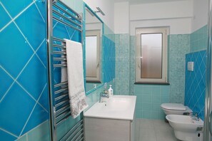 Chambre Double Panoramique, vue mer | Salle de bain | Douche, sĂšche-cheveux, bidet, serviettes fournies