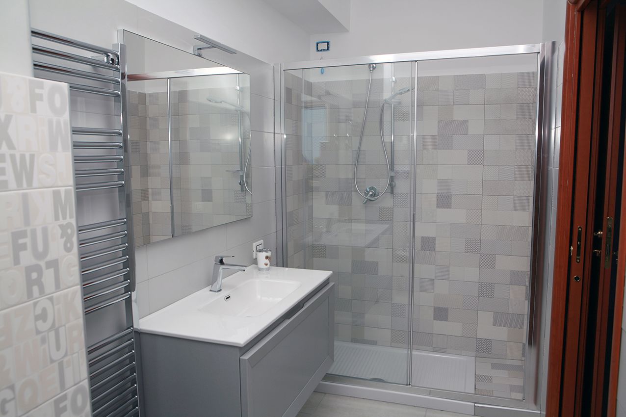 Doppia panoramica, vista mare | Bagno | Doccia, asciugacapelli, bidet, asciugamani