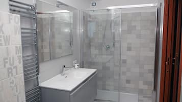Doppia panoramica, vista mare | Bagno | Doccia, asciugacapelli, bidet, asciugamani