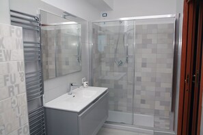 Panoramic Double Room, Sea View | Bathroom | Shower, hair dryer, bidet, towels - B&B Torre Nave (Tortora)