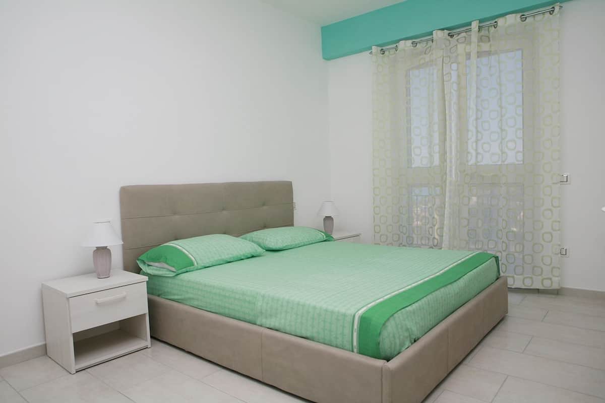 Habitación cuádruple panorámica, vista al mar | Escritorio, cortinas blackout, insonorización y wifi gratis