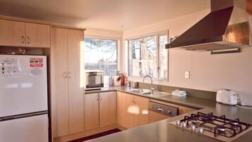 House, 3 Bedrooms | Private kitchen | Full-size fridge, microwave, oven, stovetop