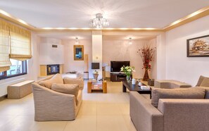 Smart TV, chimenea, reproductor de DVD, libros
