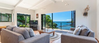 Beachfront Enclosure Bay - Modern 4 Bedroom Home with the Beach on your Doorstep!
