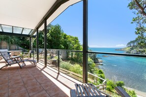 Terrace/patio - Beachfront Enclosure Bay - Modern 4 Bedroom Home with the Beach on your Doorstep! (Waiheke Island)