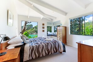 4 bedrooms, iron/ironing board, Internet, bed sheets - Beachfront Enclosure Bay - Modern 4 Bedroom Home with the Beach on your Doorstep! (Waiheke Island)