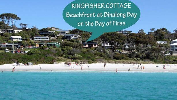 A beach with houses and a sign that reads "KINGFISHER COTTAGE Beachfront at Binalong Bay on the Bay of Fires." - KINGFISHER COTTAGE Beachfront at Bay of Fires (Bay of Fires)
