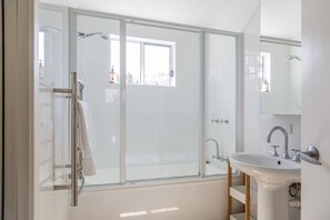 Deluxe Cabin, 2 Bedrooms | Bathroom | Shower, free toiletries, toilet paper