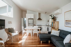 Cabana luxo, 2 quartos | Área de estar | Smart TV 32 polegadas com canais digitais