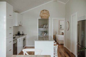 豪華小屋, 2 間臥室 | 私人廚房 | 大型雪櫃/冰箱、多士爐、廚房用具/餐具/器皿、提供環保清潔產品