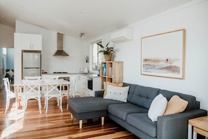 Cabana luxo, 2 quartos | Área de estar | Smart TV 32 polegadas com canais digitais