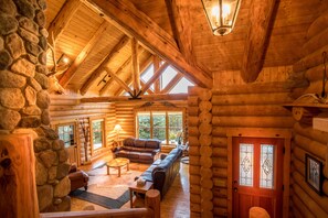 Una Smart TV, una chimenea, una mesa de tenis de mesa, libros