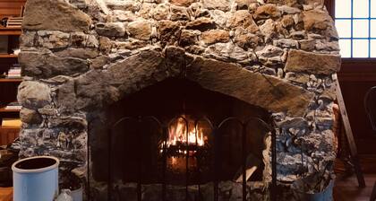 Charming 1840 Farmhouse ~ Magical Retreat ~ sleeps 14