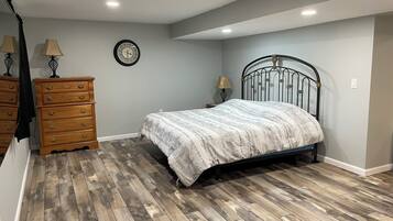 3 bedrooms, internet, bed sheets