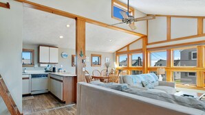 Un interior acogedor con cocina, comedor y zona de estar.