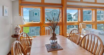 SUNNY OPEN CONCEPT & 1 MINUTE TO BEACH-OCEAN VIEWS: TOP FLOOR UNIT-AMPLE PARKING