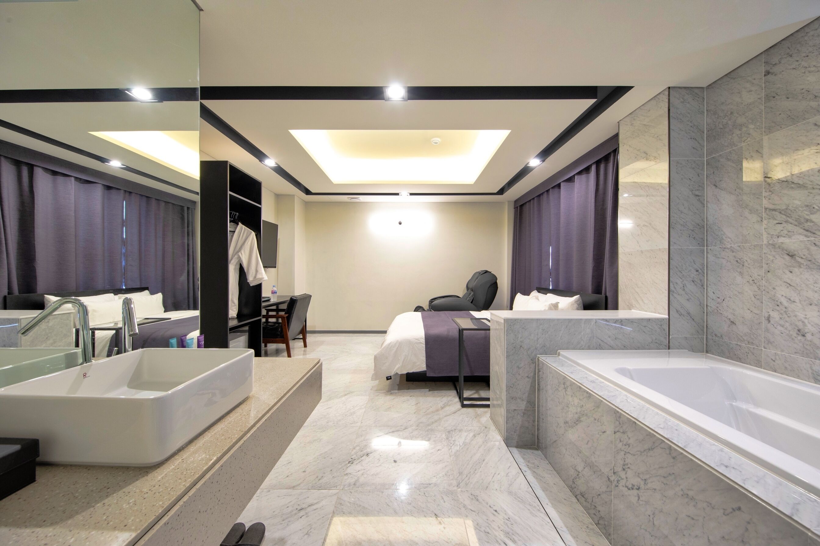 deep-soaking bathtub