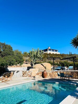 Piscine extérieure, parasols de plage, chaises longues