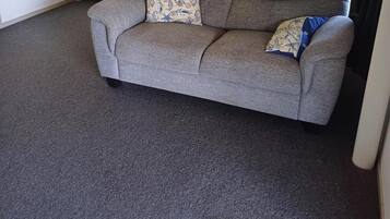 TV, peis, DVD-spiller og bøker