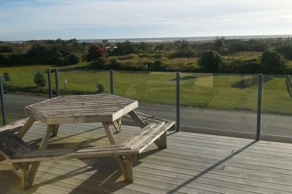 Outdoor dining - Comfortable Beach-Front House (Turakina Beach)