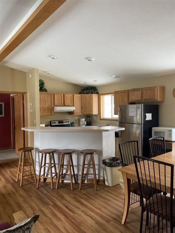 ثلاجة، ميكروويف، فرن، موقد طهي مسطح