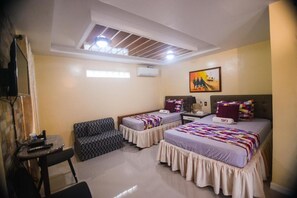 Deluxe Room | Desk, free WiFi, bed sheets - Tops Lodging House (San Juan)