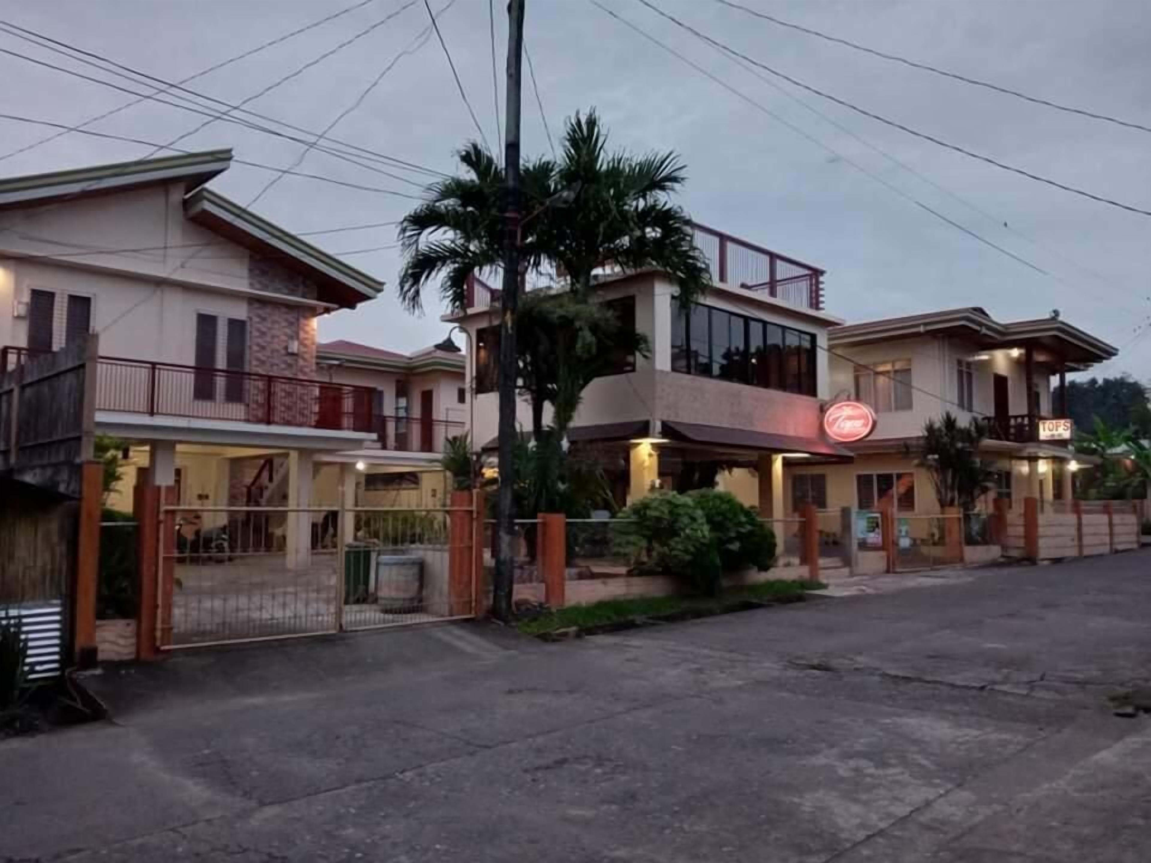 Un bâtiment à deux étages doté d’un balcon et d’une enseigne sur laquelle on peut lire « TOFS ».