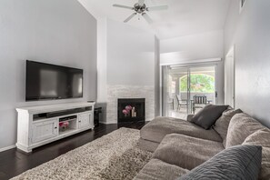 Smart TV, Netflix, DVD player, streaming services - Picture Perfect Paradise Valley Condo (Paradise Valley)