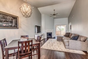 Smart TV, Netflix, DVD player, streaming services - Picture Perfect Paradise Valley Condo (Paradise Valley)