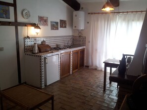 Kühlschrank, Ofen, Wasserkocher mit Kaffee-/Teezubehör, Wasserkocher