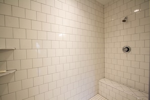Ensemble douche/baignoire, sèche-cheveux, serviettes fournies, savon