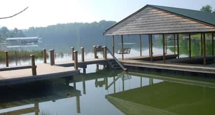 Viihtyisä rantahotelli, jossa suuri telakka