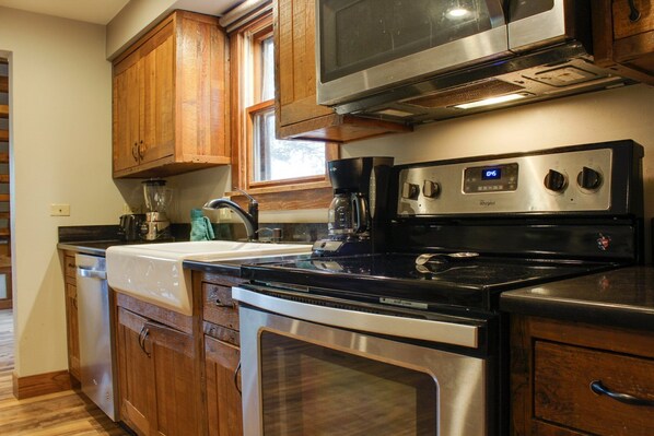 Kühlschrank, Mikrowelle, Ofen, Herdplatte