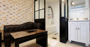 Standard Room | Bathroom | Free toiletries, hair dryer, bathrobes, slippers - Russo Hotel (Gangneung)