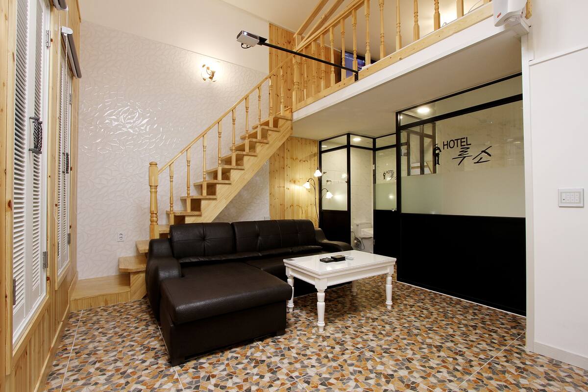 VIP2 | Living area | LED TV, computer