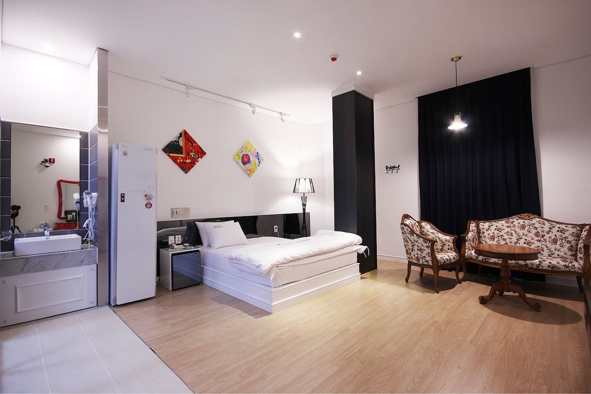 Suite | 1 bedroom, premium bedding, memory-foam beds, laptop workspace