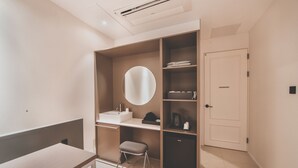 Ein modernes Badezimmer mit Waschtisch, Spiegel und Ablageflächen.
