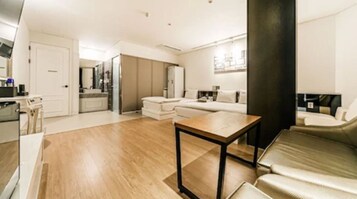 套房 (Twin) | 高档床上用品、记忆海绵床垫、笔记本电脑工作区、遮光窗帘