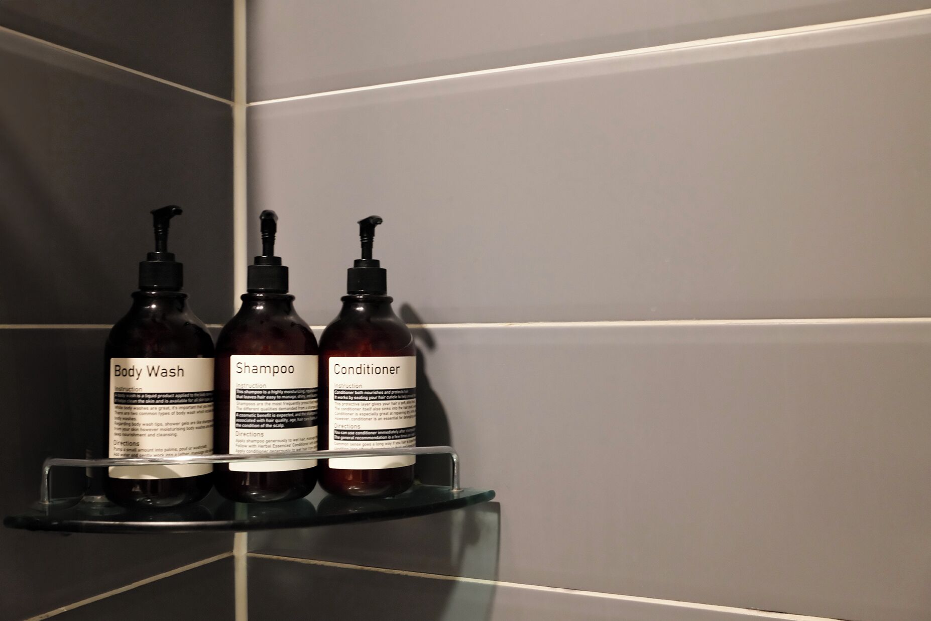 suite twin room | bathroom | free toiletries, hair dryer, bathrobes, slippers