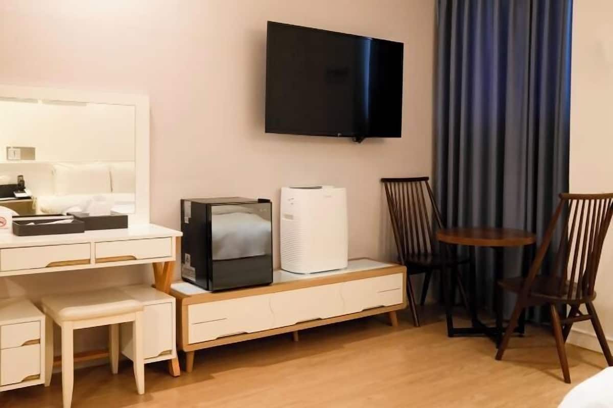 1 bedroom, premium bedding, memory foam beds, laptop workspace