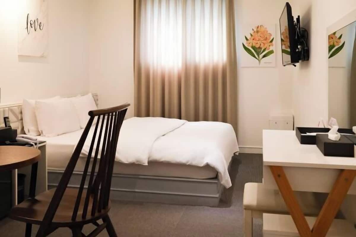 1 bedroom, premium bedding, memory foam beds, laptop workspace