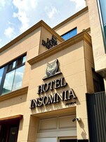 高档床上用品、记忆海绵床垫、笔记本电脑工作区、遮光窗帘