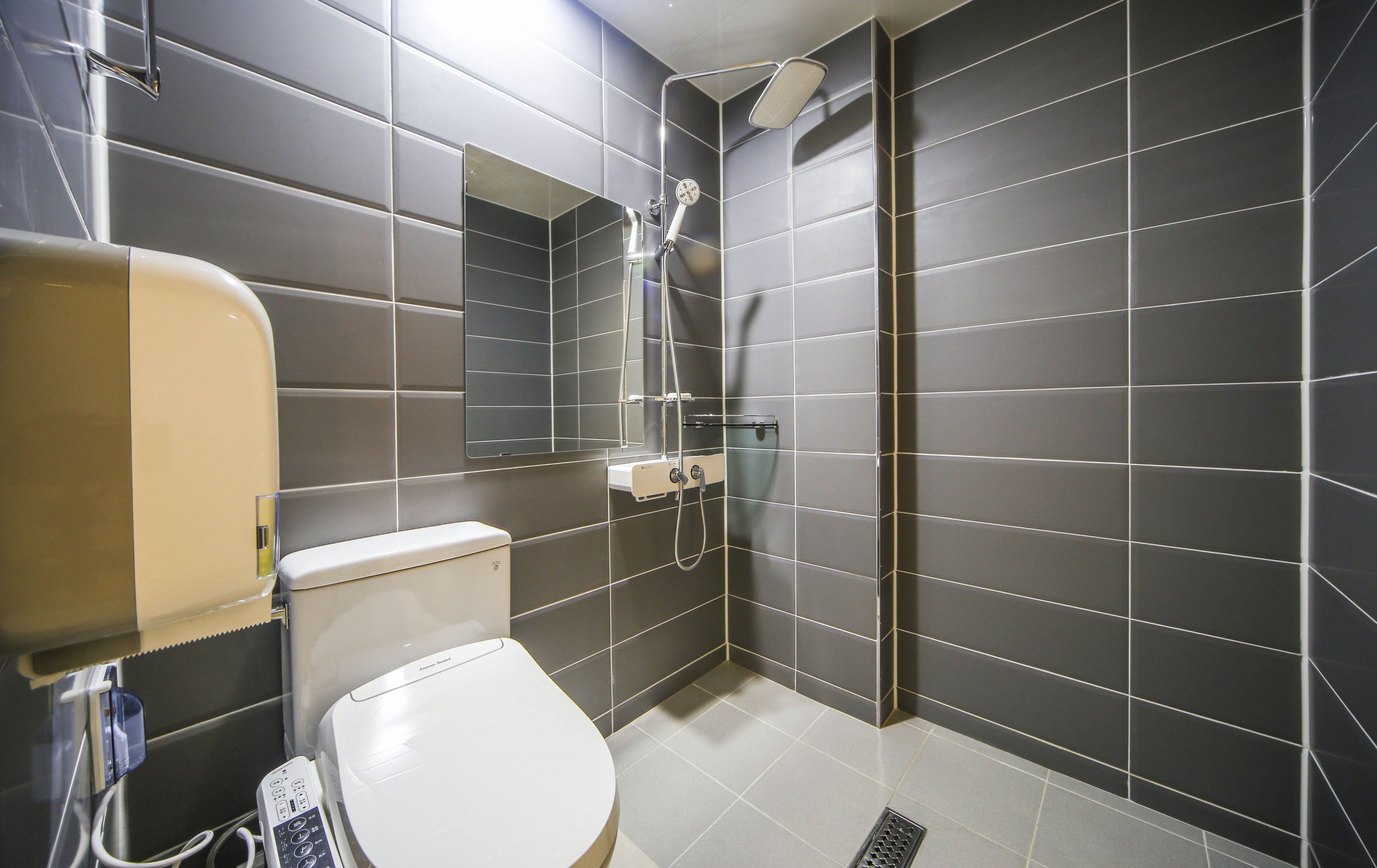 deluxe room | bathroom | free toiletries, hair dryer, bathrobes, slippers
