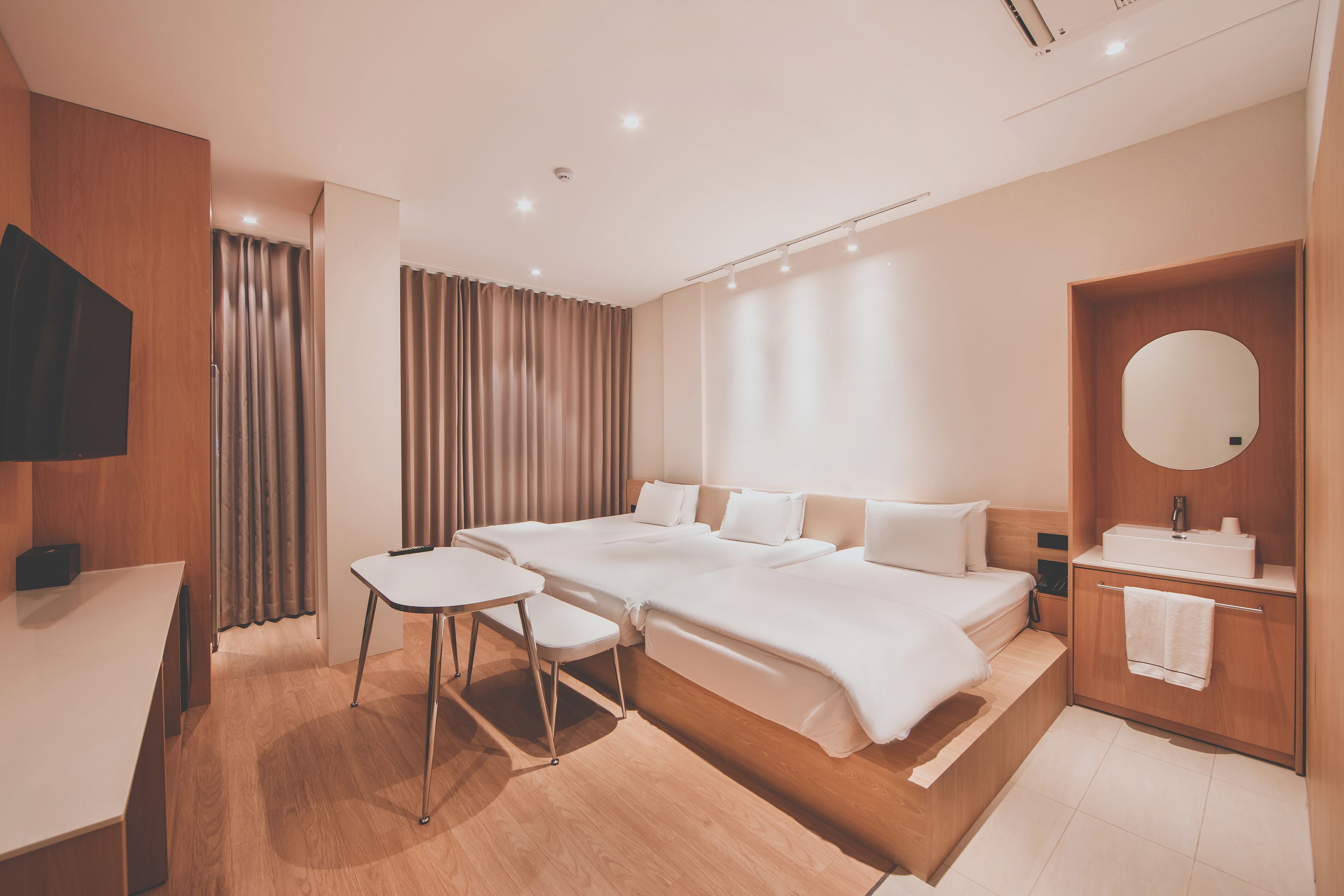 Suite Triple | 高档床上用品、记忆海绵床垫、笔记本电脑工作区、遮光窗帘
