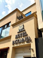 高档床上用品、记忆海绵床垫、笔记本电脑工作区、遮光窗帘