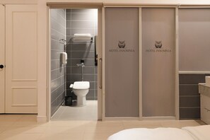 Suite (Queen + Single) | Badezimmer | Kostenlose Toilettenartikel, Haartrockner, Bademäntel, Hausschuhe