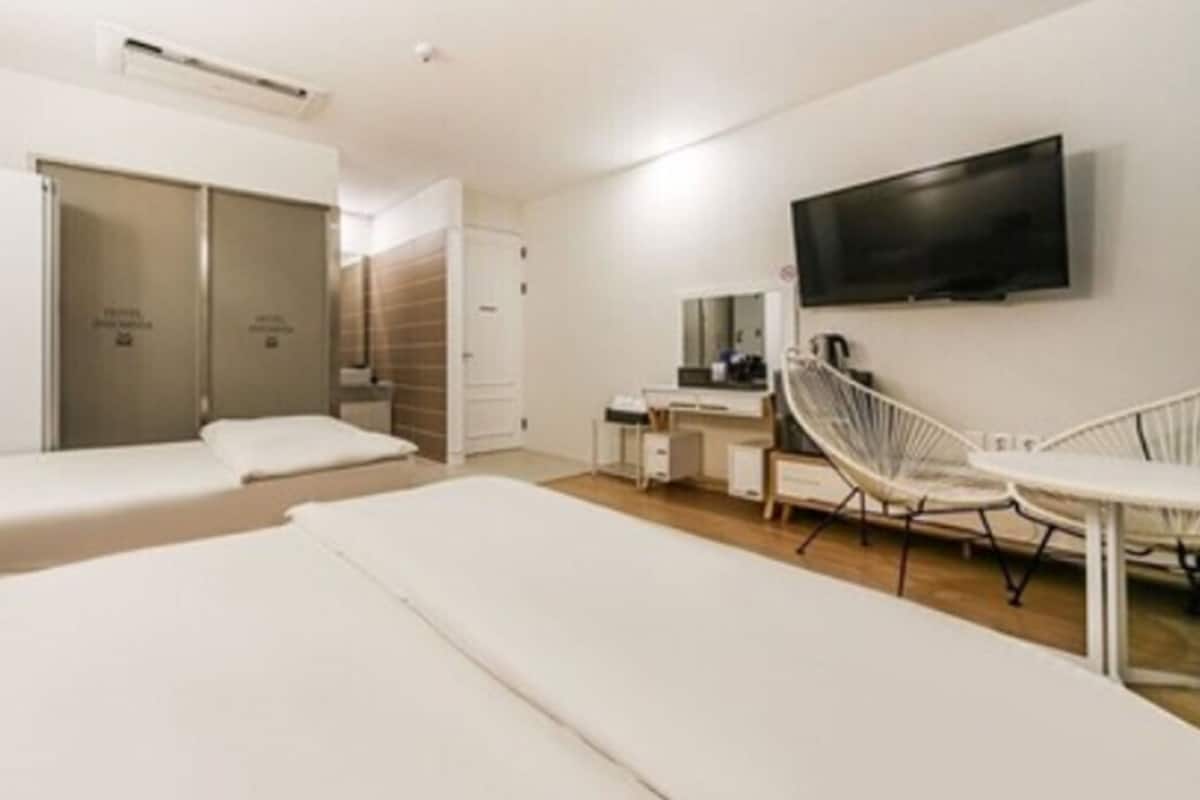 Premium Twin Room | 1 bedroom, premium bedding, memory-foam beds, laptop workspace