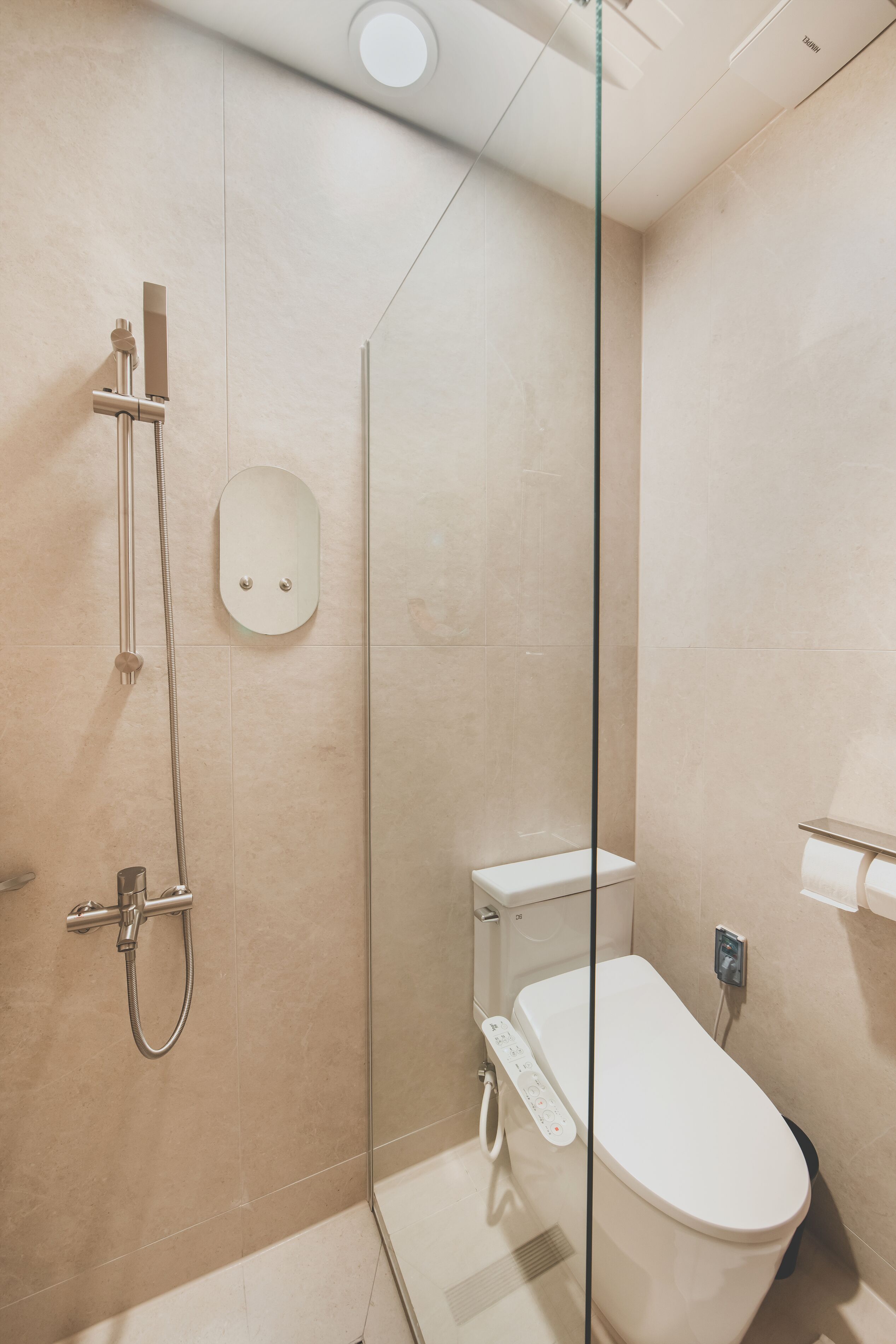 Une salle de bain moderne avec une douche à parois de verre, des toilettes et un bidet.